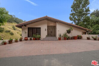 10160 Cielo Dr in Beverly Hills, CA - Building Photo - Building Photo