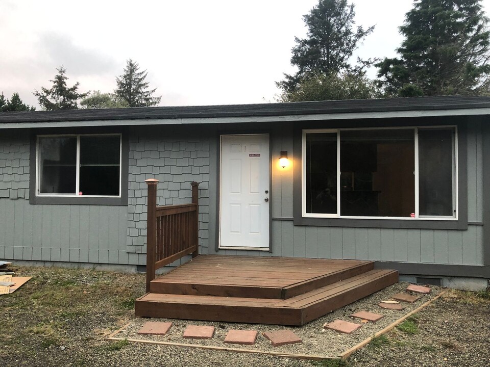 911 Point Brown Ave SE in Ocean Shores, WA - Building Photo