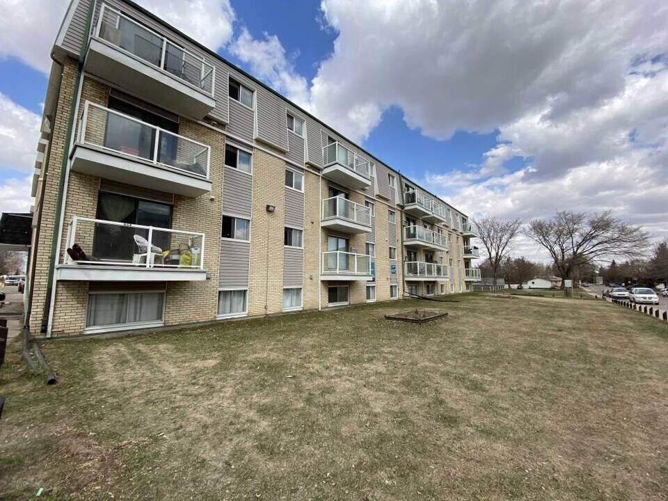 Meadow Green in Saskatoon, SK - Building Photo