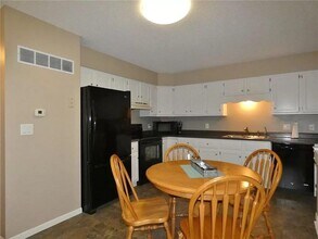 77 Brook Cir, Unit 2 in Pella, IA - Foto de edificio - Building Photo