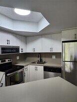 8343 Lake Dr in Doral, FL - Building Photo