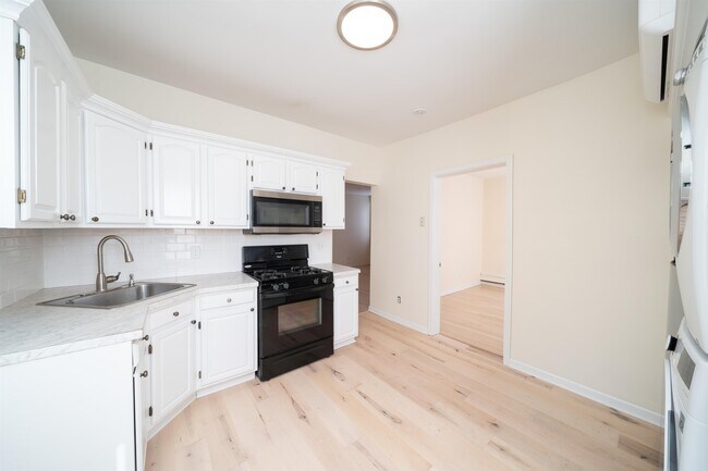 63 Storms Ave in Jersey City, NJ - Building Photo - Building Photo