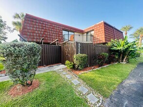 8559 Boca Rio Dr in Boca Raton, FL - Building Photo - Building Photo