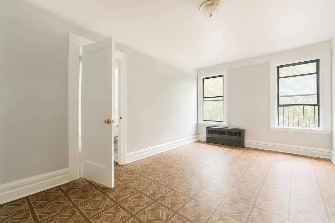 65 W 192nd St in Bronx, NY - Building Photo