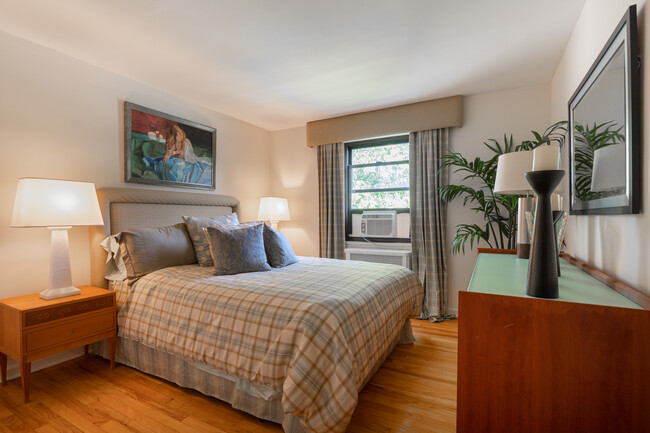 Richfield Village Apartments in Clifton, NJ - Building Photo - Interior Photo