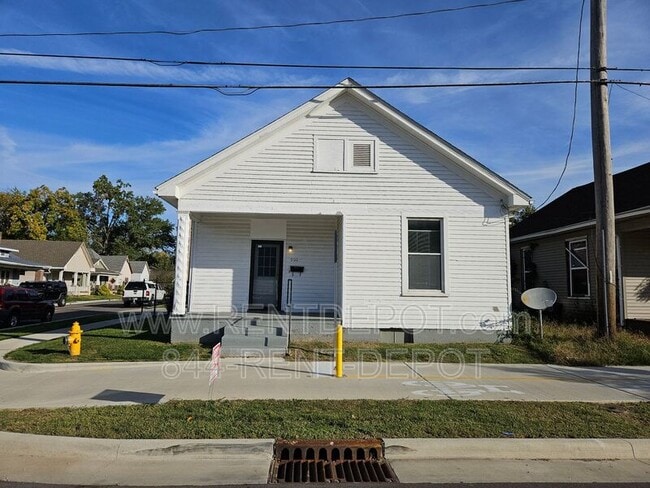 property at 900 E Walnut St