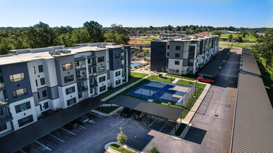 Silverleaf Apartments: Where Luxury Meets... in Springfield, MO - Building Photo - Building Photo