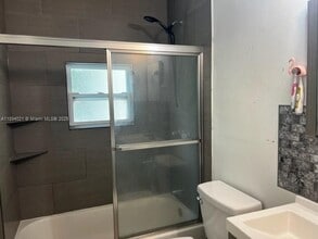 1036 NW 64th St in Miami, FL - Foto de edificio - Building Photo