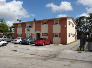 7061 W 14th Ct in Hialeah, FL - Building Photo - Building Photo