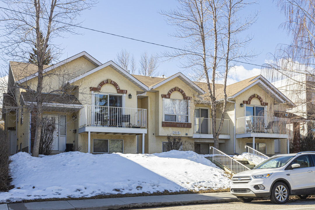 2115 26 Av SW in Calgary, AB - Building Photo