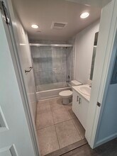 Louise Villas at Northridge, LLC in Northridge, CA - Foto de edificio - Building Photo