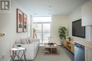 705 Davis Dr in Newmarket, ON - Building Photo