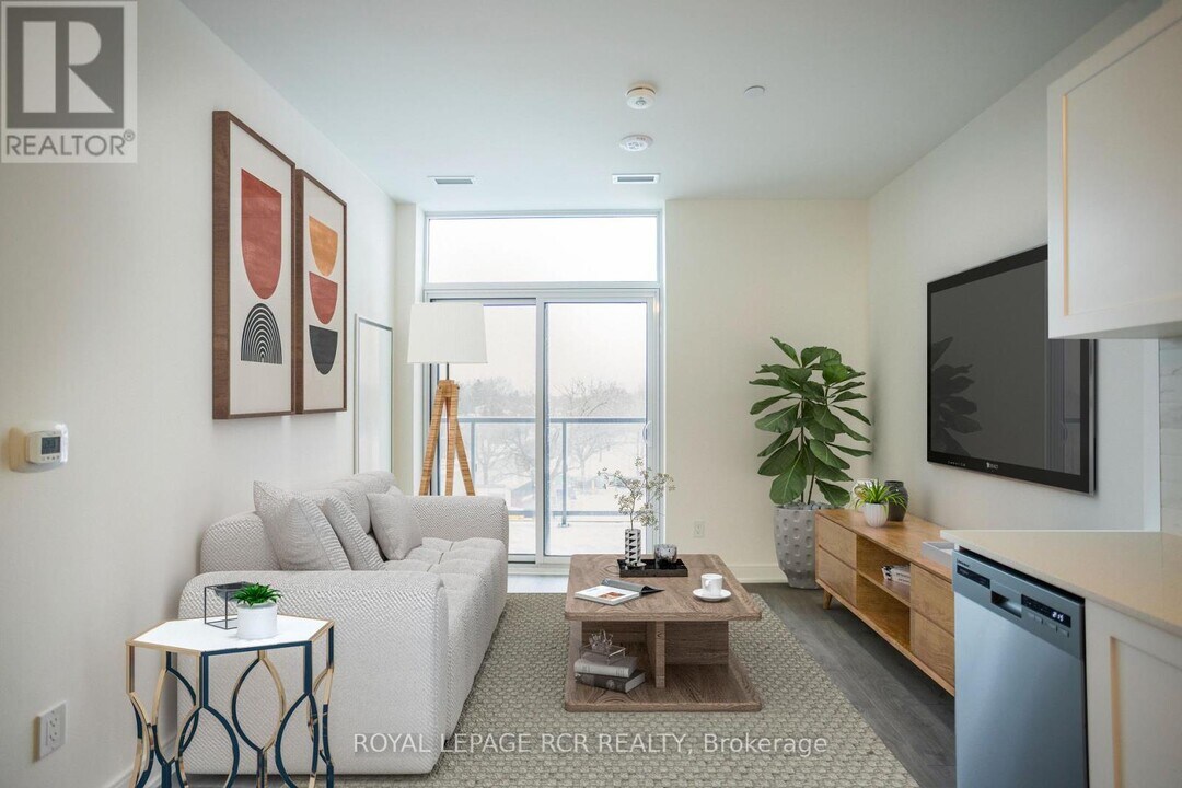 705 Davis Dr in Newmarket, ON - Building Photo