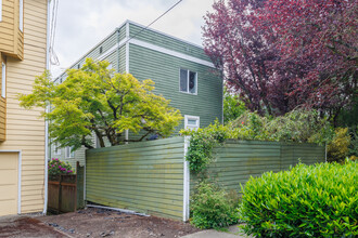 Plum Court in Seattle, WA - Foto de edificio - Building Photo