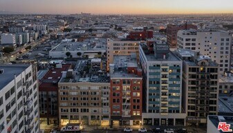 746 S Los Angeles St in Los Angeles, CA - Building Photo