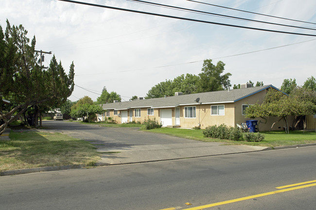 837-841 E Springfield Ave in Reedley, CA - Building Photo - Building Photo