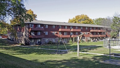 Apartments of Riverwood, LLC in Madison, WI - Foto de edificio - Building Photo