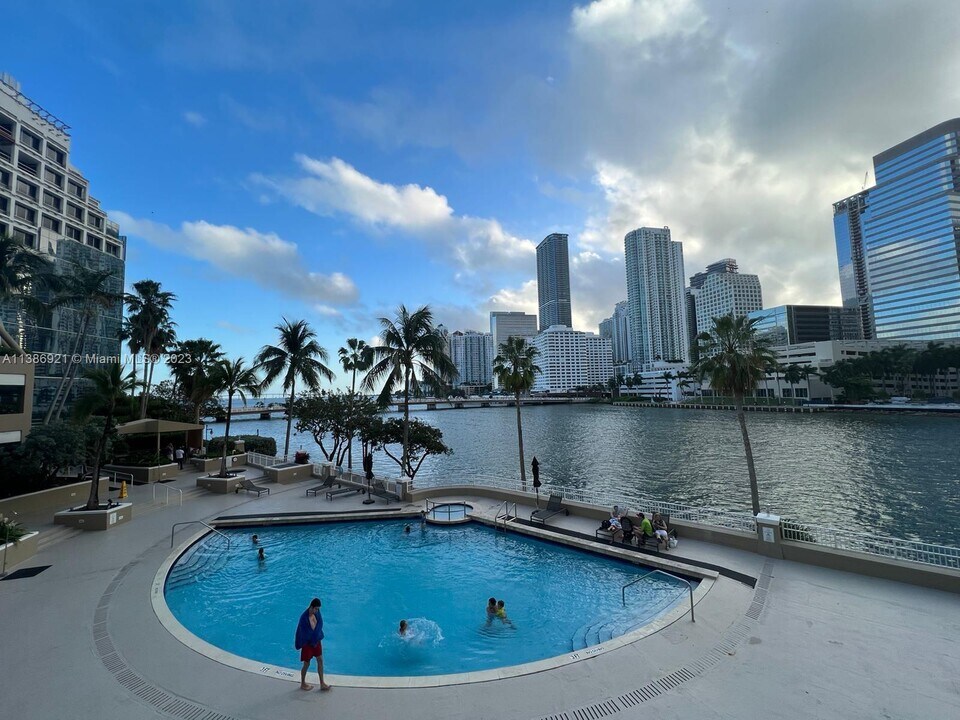 701 Brickell Key, Unit 412 in Miami, FL - Building Photo