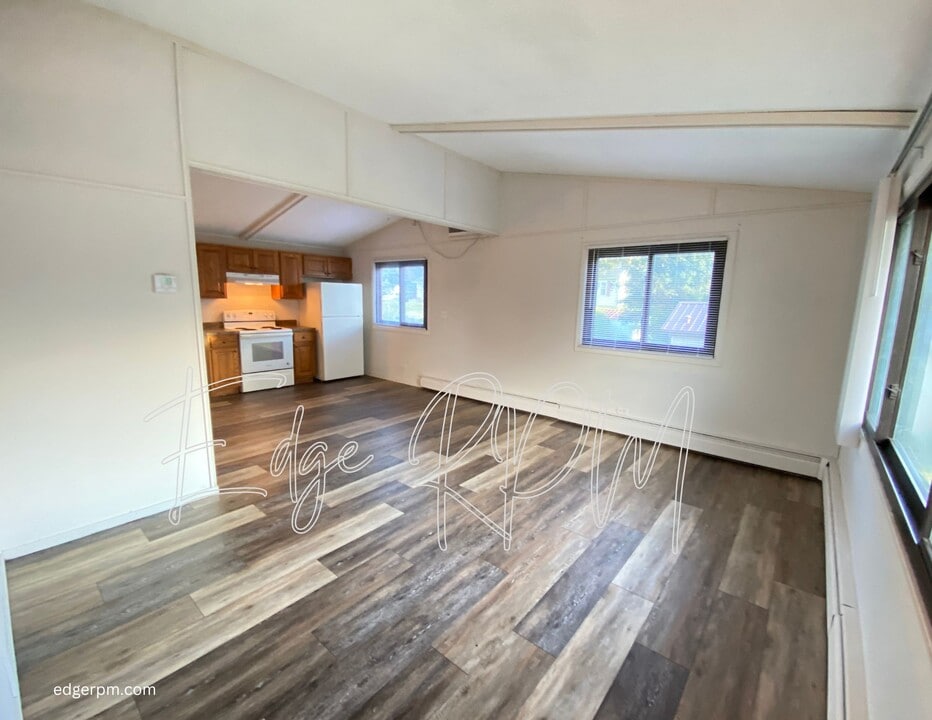 220 9th St SW in Waverly, IA - Building Photo
