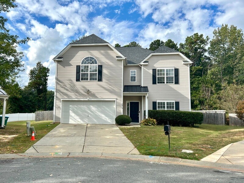5915 Parkstone Drive in Matthews, NC - Building Photo