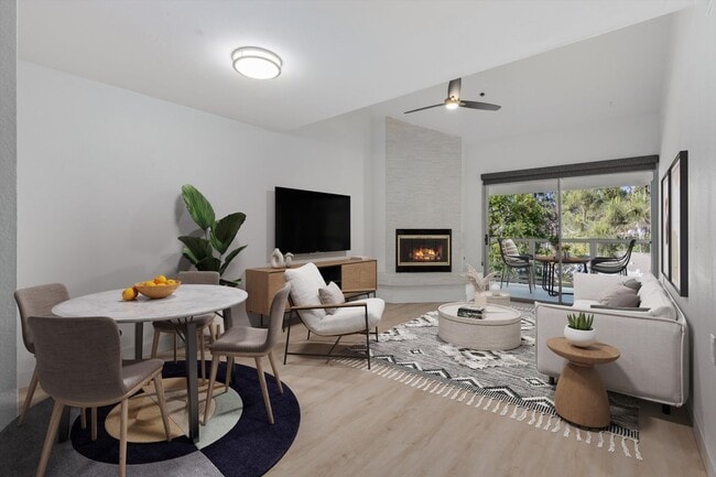 1682 Circa Del Lago in San Marcos, CA - Foto de edificio - Building Photo