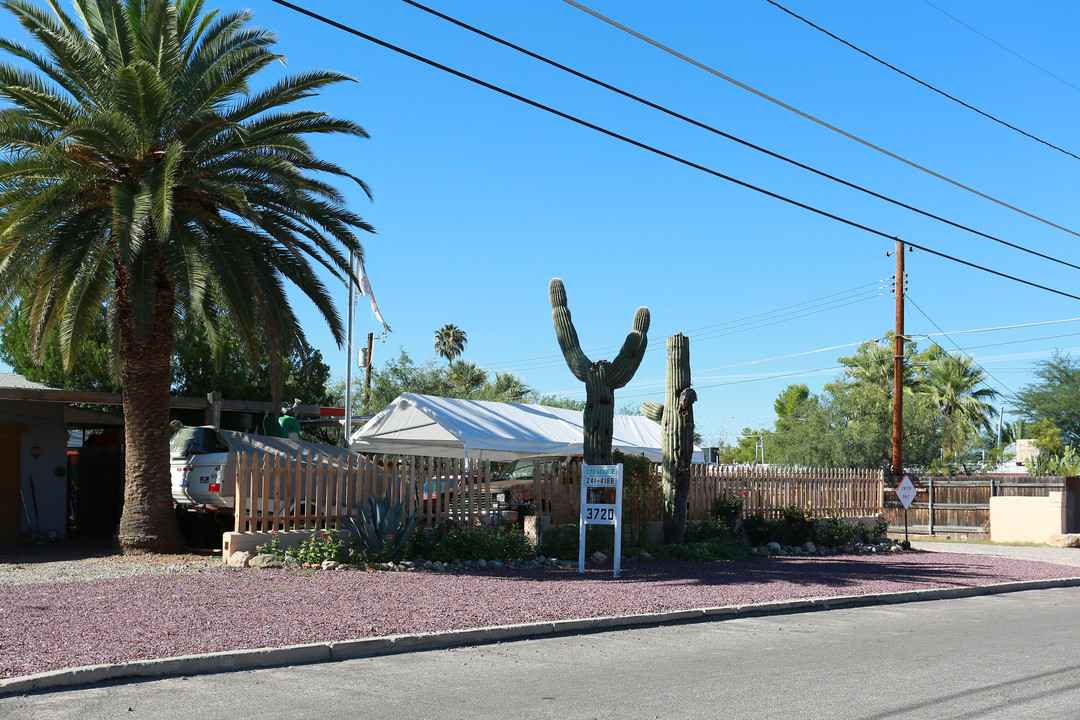 Lee Lodge in Tucson, AZ - Building Photo