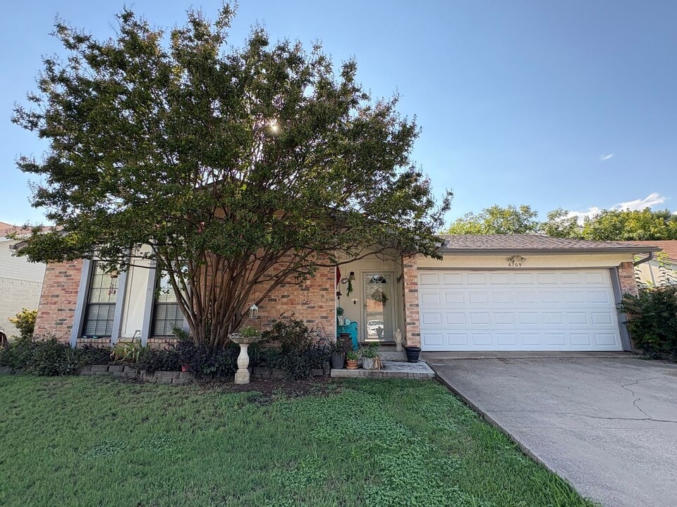 6709 Constitution Dr in Watauga, TX - Building Photo