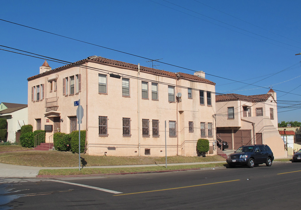 2001 W 70th St in Los Angeles, CA - Building Photo