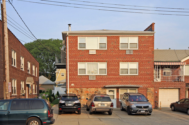 6126 164th St in Flushing, NY - Foto de edificio - Building Photo