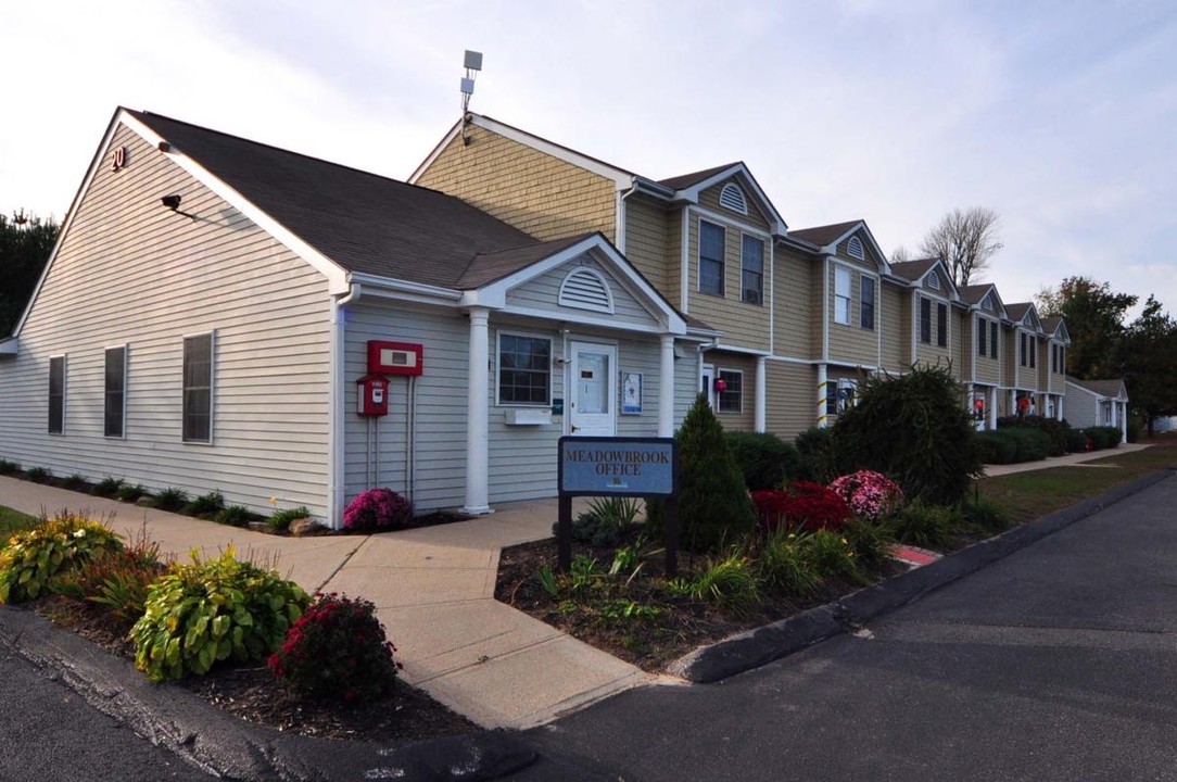 Meadowbrook Apartments in South Kingstown, RI - Foto de edificio