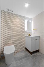 711 W Gordon Terrace, Unit 110 in Chicago, IL - Building Photo - Building Photo