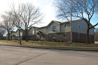 Tudor Oaks Apartments in Waukesha, WI - Foto de edificio - Building Photo