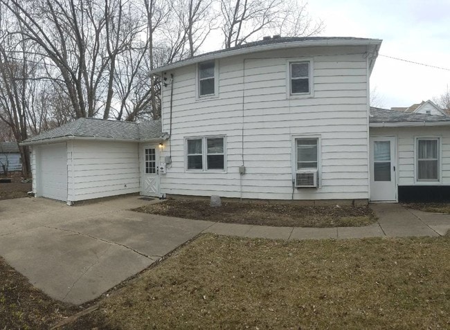 106 Block St in Waterloo, IA - Building Photo - Building Photo
