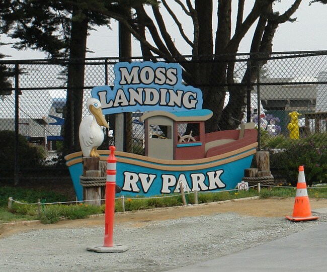 7905 Sandholdt Rd in Moss Landing, CA - Foto de edificio - Building Photo