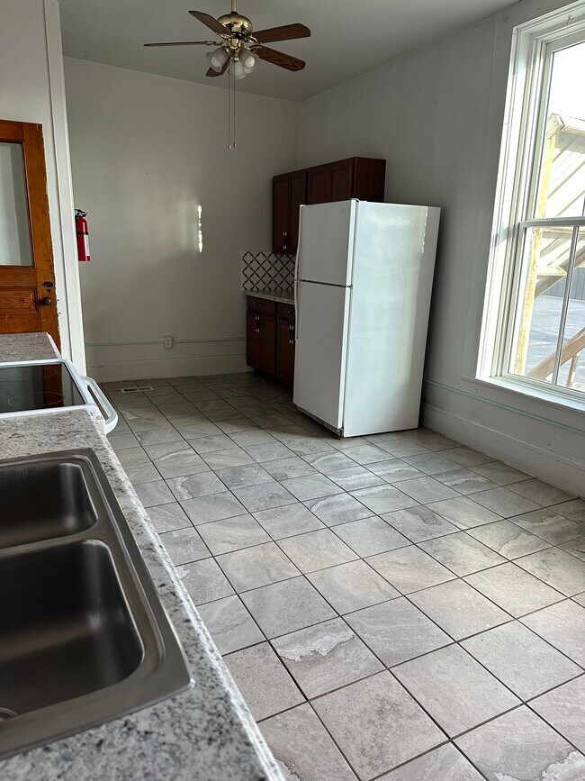 103 W Michigan Ave, Unit Depot town apt in Ypsilanti, MI - Foto de edificio - Building Photo