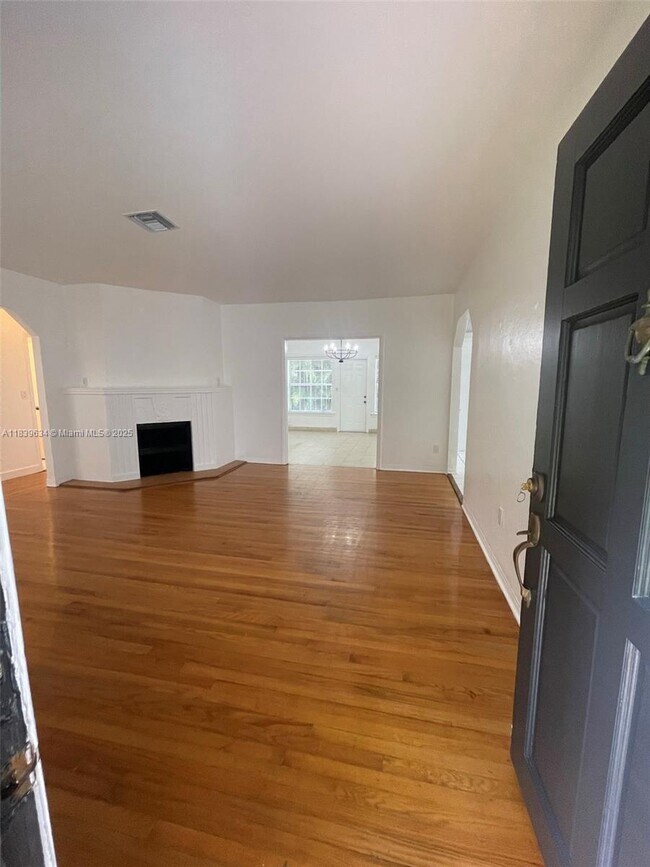 845 Lorca St in Miami, FL - Building Photo - Building Photo