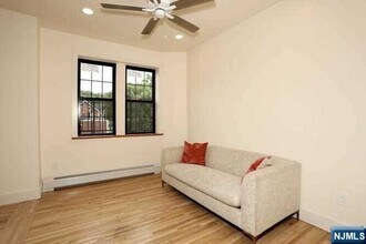 37 N Dean St-Unit -2D in Englewood, NJ - Building Photo - Building Photo