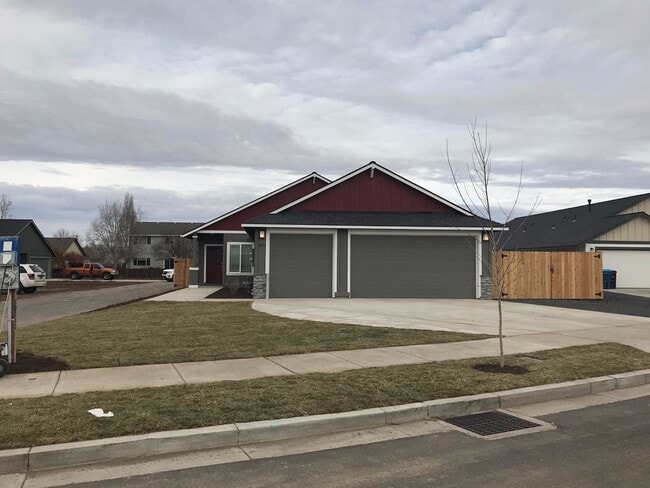 957 NW Oak Ave in Redmond, OR - Building Photo - Building Photo