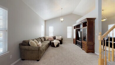 4058 Valderrama in Cedar Hills, UT - Foto de edificio - Building Photo