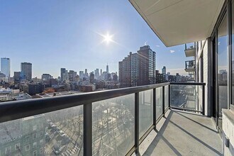 250 E Houston St in New York, NY - Building Photo - Building Photo