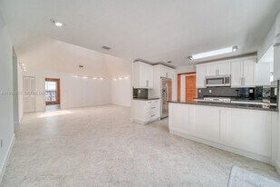 7320 SW 100th Ct in Miami, FL - Building Photo