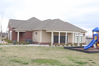 Nottingham Village in Gardner, KS - Foto de edificio - Building Photo