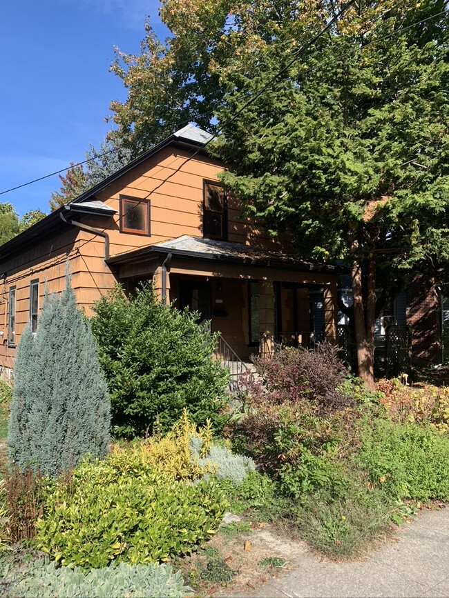 property at 1023 SE Bidwell St
