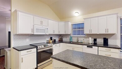 810 Camellia Ct in College Station, TX - Building Photo - Building Photo