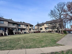 2440 Glengyle Dr in Vienna, VA - Foto de edificio - Building Photo