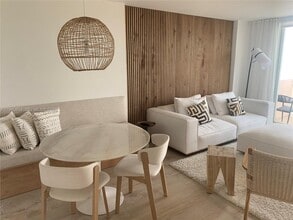 345 Ocean Dr, Unit 415 in Miami Beach, FL - Building Photo - Building Photo