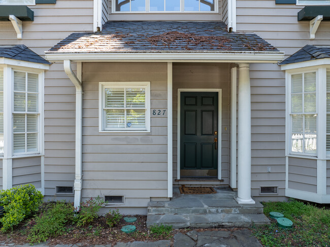 827 Valparaiso Ave in Menlo Park, CA - Foto de edificio - Building Photo