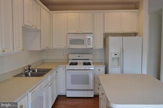 42771 Shaler St in Chantilly, VA - Building Photo - Building Photo