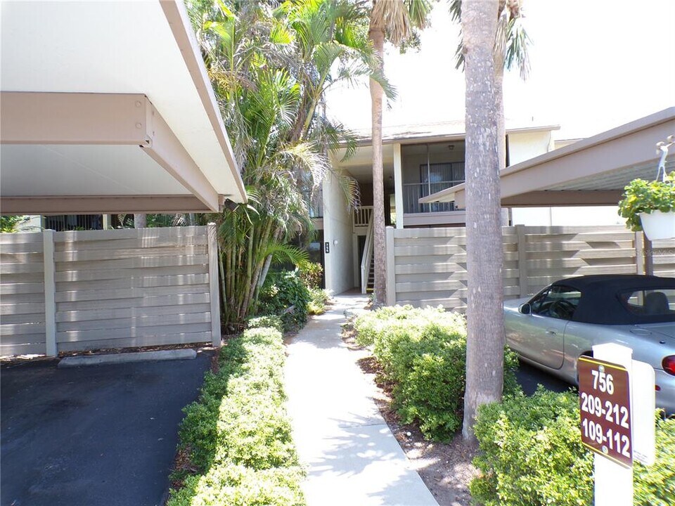 756 White Pine Tree Rd in Venice, FL - Building Photo