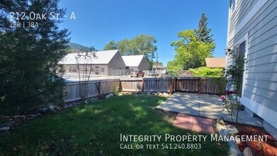 212 Oak St in Rogue River, OR - Building Photo - Building Photo